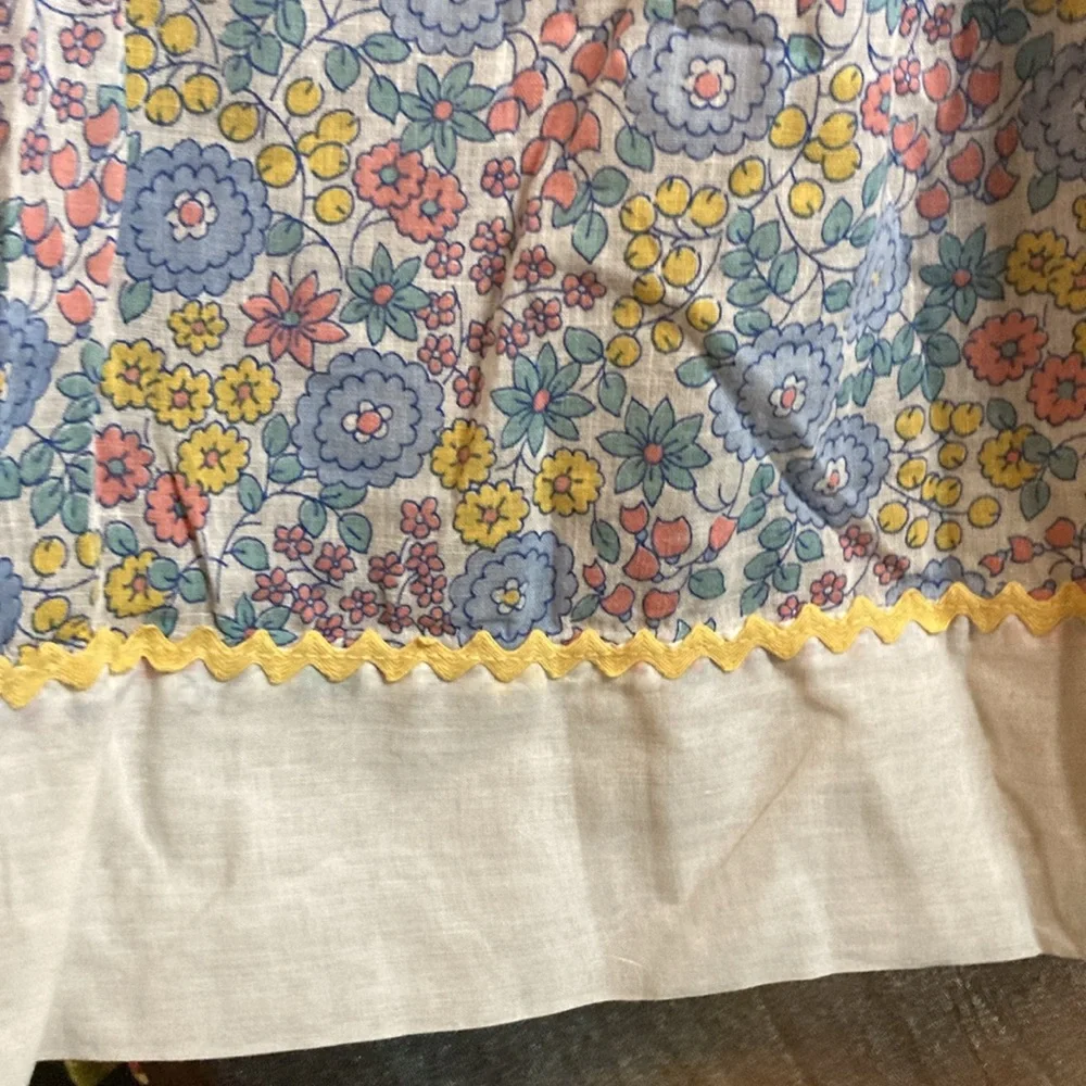 Vintage cream blue floral cotton apron with‎ yellow rikrak pocket 410